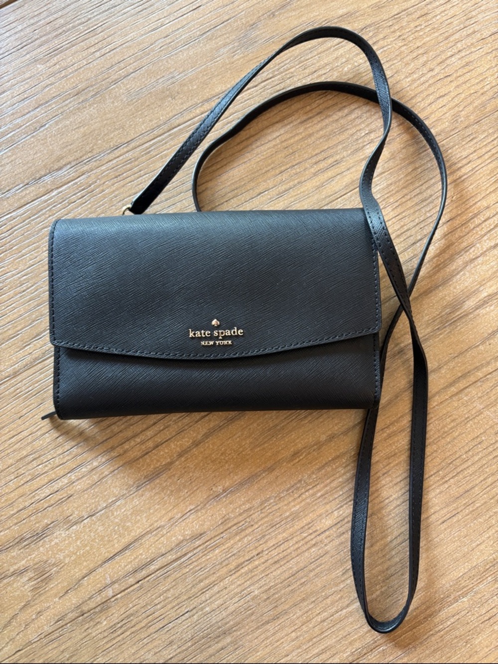 Kate Spade cross body wallet purse. Excellent condition.